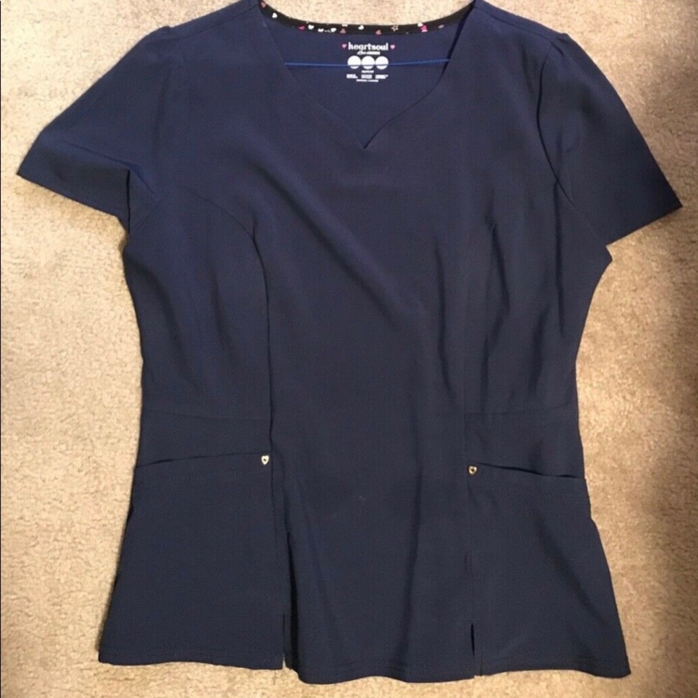 Heart and Soul medium scrub top NWOT, NAVY